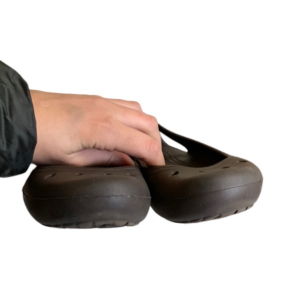 CROCS women’s brown flats - Picture 5 of 9